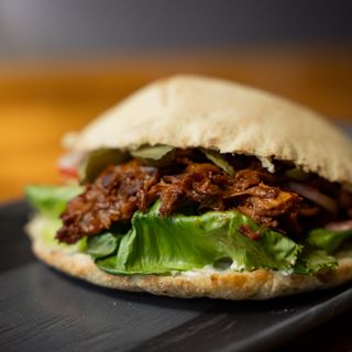 Бургер из печи с рваной говядиной