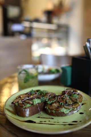 Тости з авокадо та грибами