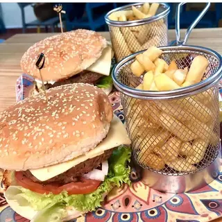 Hamburguesa sabor único pollo con papas