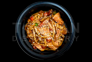 Локшина з куркою і овочами