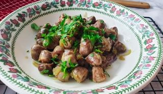 Пилешки сърца с лук и бекон