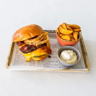 Hamburguesa de pollo césar con batata frita