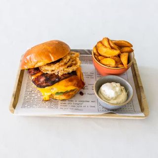 Hamburguesa Ranchera De Pollo De Corral Con Papas Deluxe