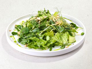 Salată verde cu zucchini și Edamame