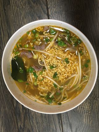 16. HAO HAO z makaronem tajlandzkim i wołowiną