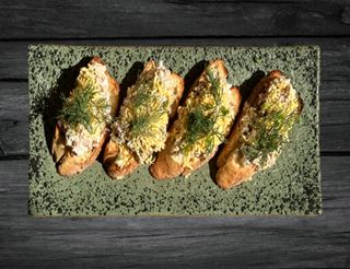 Брускети з тунцем