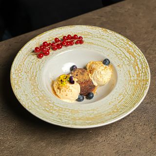 Lava cake cu înghețată	de vanilie