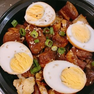 红烧肉Panceta con huevo y verduras estilo Hong shao.