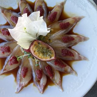 Carpaccio de peixe branco, maracujá e framboesa