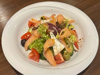 Грецький з малосольною сьомгою (0.300кг)