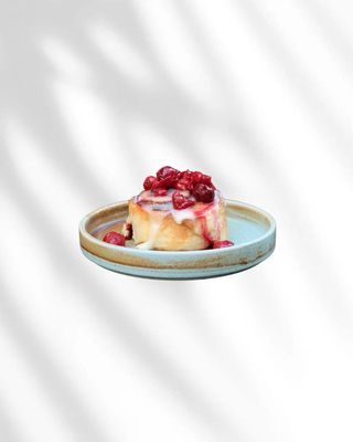 Cinnamon Roll Con Cereza