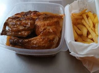 1 Pollo Con Salsa Casera Especial Y Ración De patatas Fritas Casera