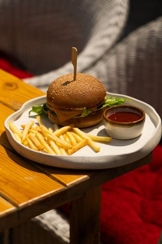 Бургер з курячою котлетою (220\100\50g)