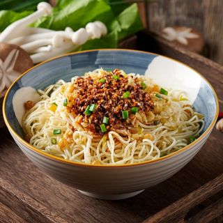 Fideos frío con pollo pechuga picada 鸡丝凉面