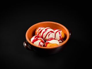 Papanasi cu fructe de padure