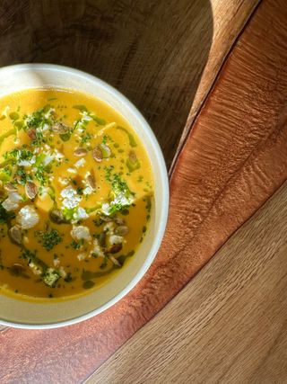 Supa crema de cartof dulce cu branza feta si seminte de dovleac