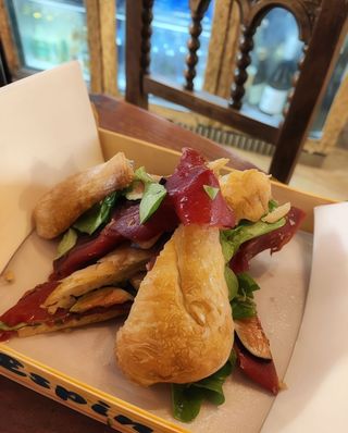 Bocadillo De León De Cecina De León Con Gorgonzola