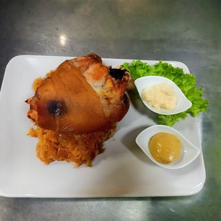 Golonka wieprzowa duszona w piwie na kapuście zasmażanej + dodatki (450g)