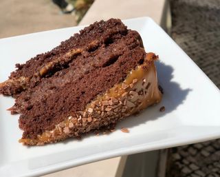 Bolo de Chocolate e Recheio de Doce de Leite e Brigadeiro