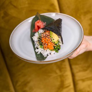 Temaki di salmone con avocado e wakame