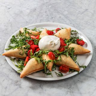 Chiacchiere burrata,pomodoro & rucola