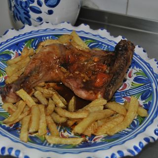 Platos del día. Pollo al horno con patatas fritas caseras.