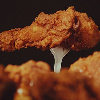 Pollo Crujiente Con Patatas Fritas Y Bebida