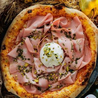 Pizza mortadella cu buratta și fistic