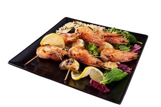 SPIEDINI DI GAMBERONI CON RISO SELVATICO AL BURRO