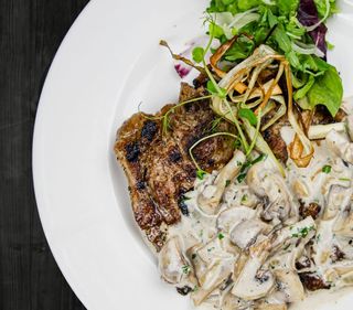 Pizdulici cu sos cu ciuperci si vin alb