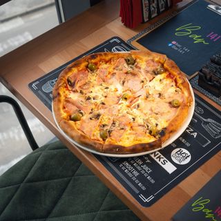 Family Capricciosa 1400gr + dva soka po izboru