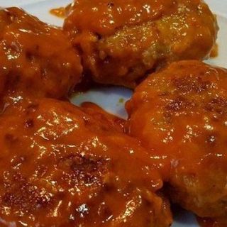 Filetes Rusos Caseros con Salsa de Tomate (10 unidades) con Patatas Fritas 