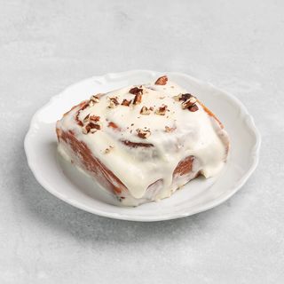 Булочка с корицей, сливочный крем, орех пекан