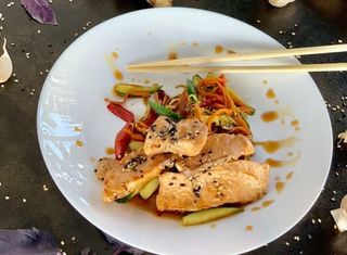 Salată calda cu somon