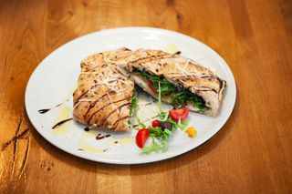 Pizza sendvič Panini Di Prosciutto Cotto E Fungi