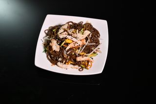 65. Soba grano senza glutine saltato con verdura mista e pollo