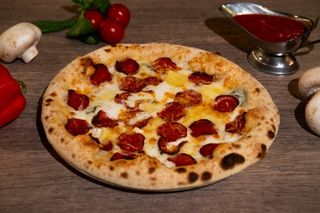 Pizza Quatro formaggi e salami pikante 32cm - D