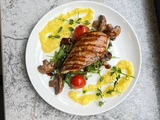 Стейк курячий з овочами гриль (370г)