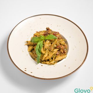 PENNE Z KURCZAKIEM, SZPINAKIEM I SUSZONYMI POMIDORAMI