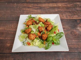 Sałatka z chrupiącym kurczakiem