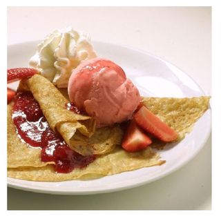 Crepe con Helado y Nata montada.