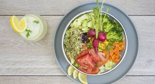 Mix 2 obrok (mala porcija salate i limunada ili limunana)