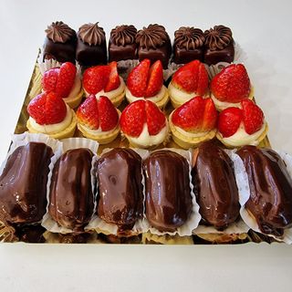 Pachet mini eclere ciocolata + tarte cu fructe + amandine
