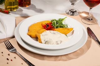 Snitel de pui pane cu sos de ciuperci