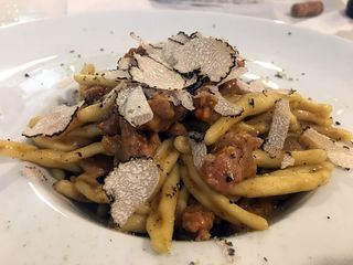 Trofie panna, funghi, salsiccia e salsa tartufata