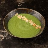 Крем-суп шпинатний з мигдалевими пластівцями (200г)