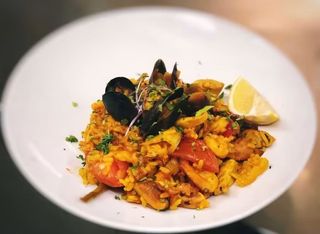 Paella Valenciana cu pui si fructe de mare