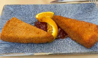 Queso camembert frito con mermelada