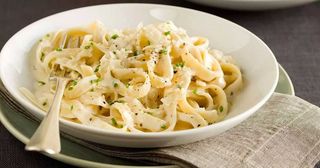 Макарони з вершковим соусом та Пармезаном (300г)