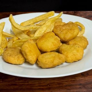 Nuggets de pollo con patatas fritas